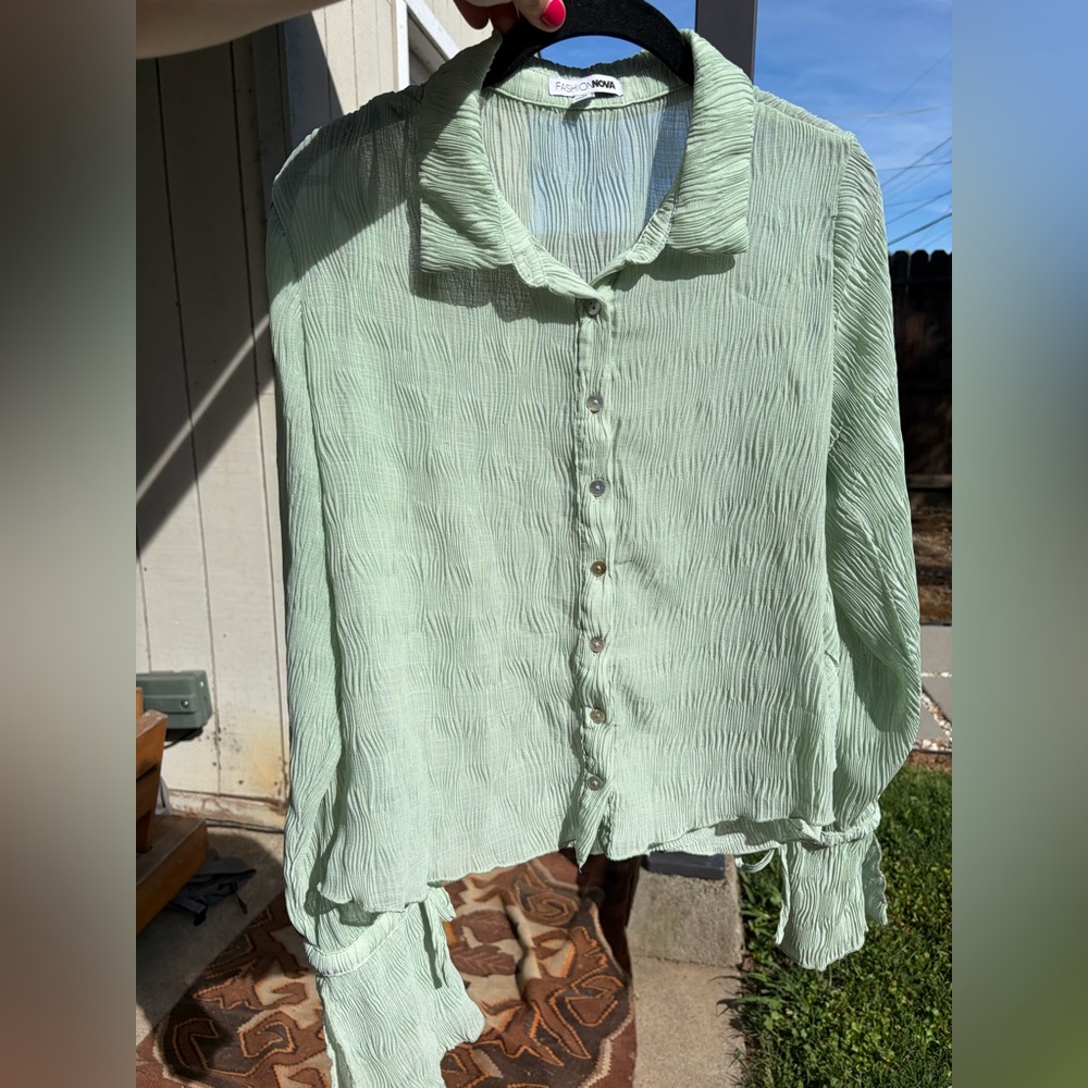 🌸 Fashion Nova Crinkle Button-Down Shirt